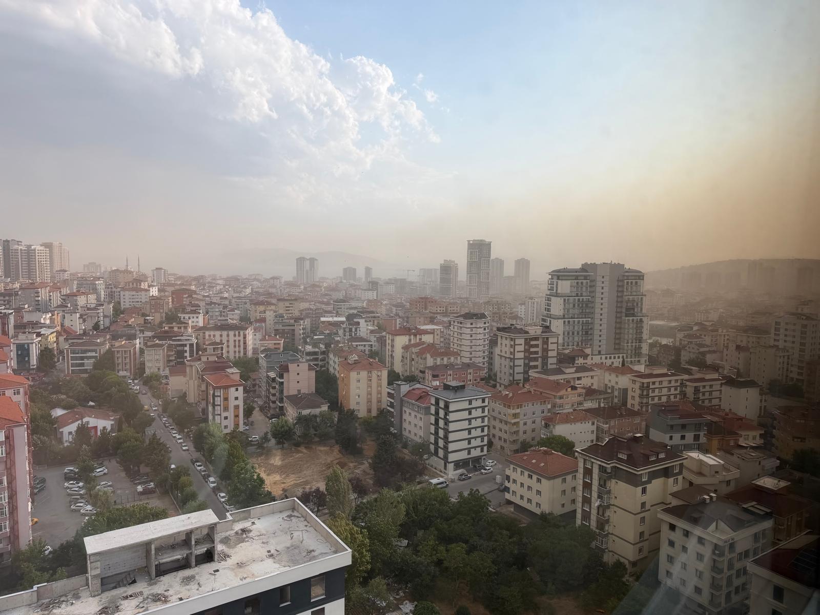 İstanbul’da fırtına başladı: Meteoroloji uyarmıştı